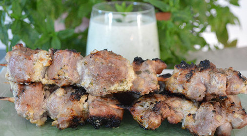 Шашлычки из ягненка с огуречным соусом