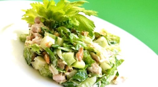 Салат из курицы, яблок и селдерея