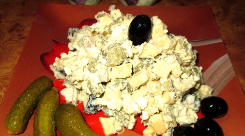 Салат с оливками и курицей