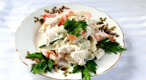 Салат с куриной грудкой и чесноком