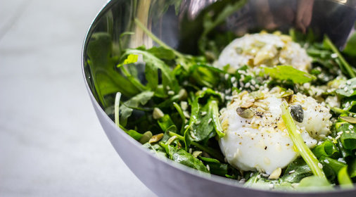 Салат с щавелем и вареным яйцом