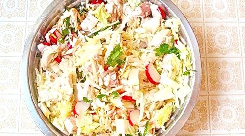 Салат из капусты с курицей и редисом