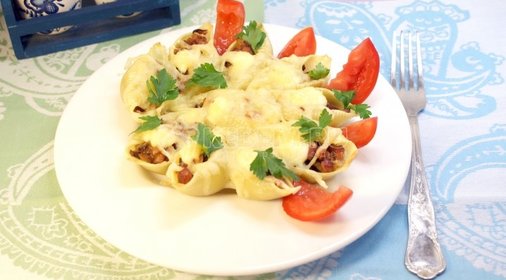 Фаршированные «ракушки» с грибами и ветчиной