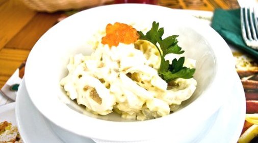 Салат из кальмаров с сыром и грецкими орехами