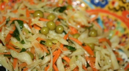 Легкий капустный салат с морковью и зеленым горошком