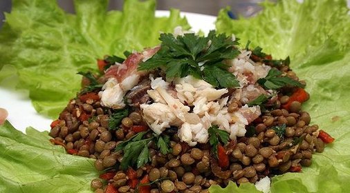 Салат из чечевицы с копченой рыбой