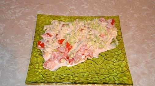 Салат из помидоров и пекинской капусты
