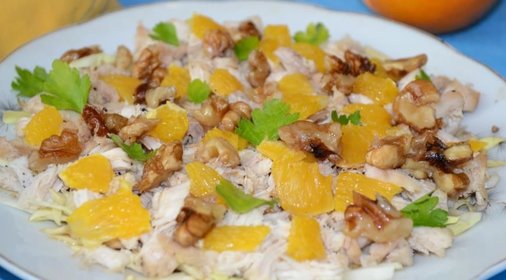 Салат с курицей, апельсином и карамелизированными орехами