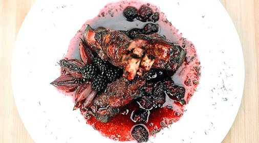 Каре ягненка с дору и ежевикой