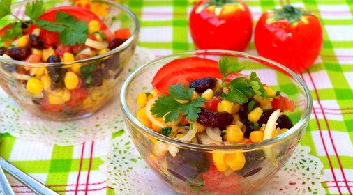 Салат с помидорами, фасолью и кукурузой