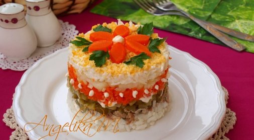 Слоёный салат с рисом и сардинами