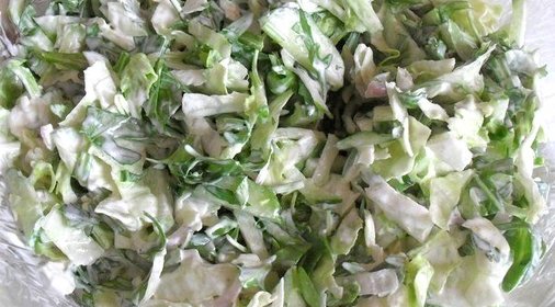 Свежий салат с огурцом, рукколой и салатом айсберг