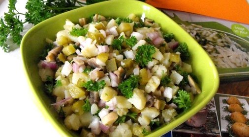 Салат из маслят и картошки