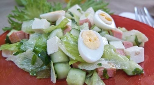 Салат с жареной колбасой и яйцом