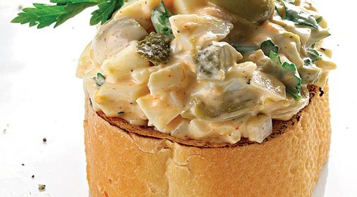 Яичный салат с оливками и горчицей