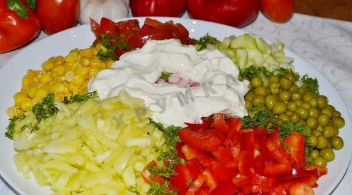 Салат Любимый с колбасой и овощами