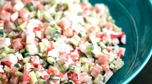 Крабовый салат с помидорами и огурцами