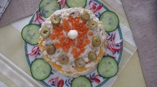 Салат Жемчужина с икрой и семгой слоями