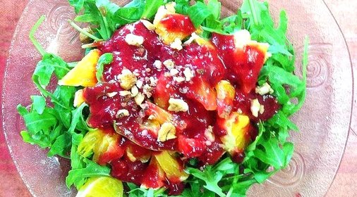 Салат с апельсином и рукколой с клюквенной заправкой