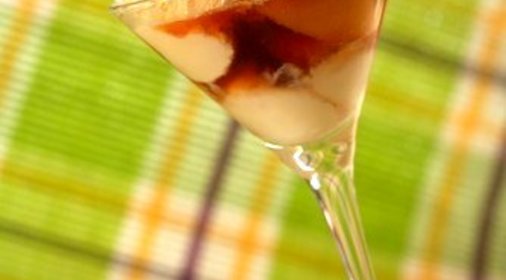 Салат из абрикосов, черешни и смородины со сгущенным молоком