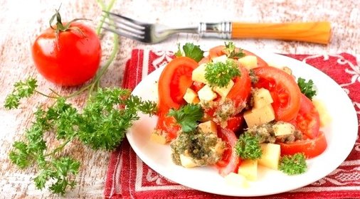 Салат с помидорами и ореховой заправкой