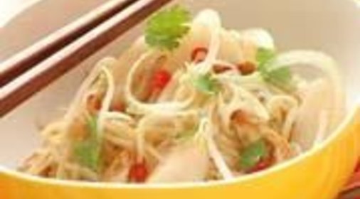 Тайский салат с курицей и грушей