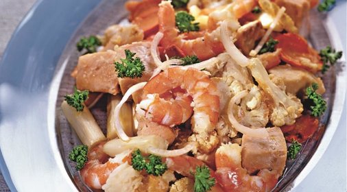Рыбное филе, жаренное с овощами и креветками