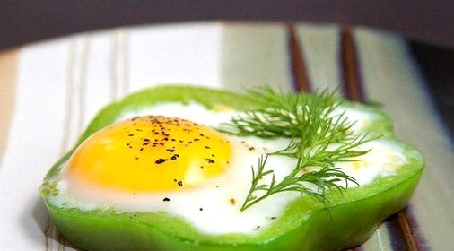 Яйца жаренные в кольцах болгарского перца