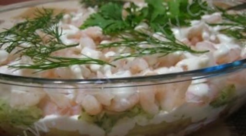 Морковный салат с креветками и огурцами