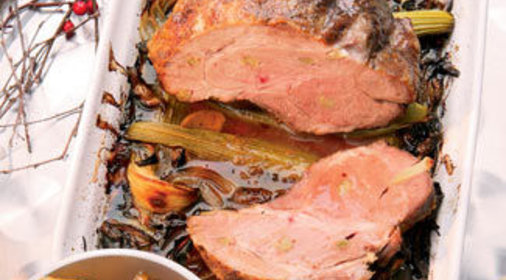 Свинина, запеченная с чесноком и имбирем