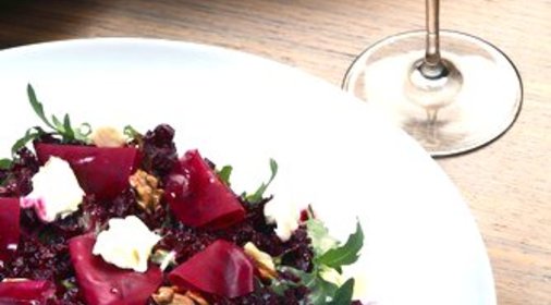 Салат из свеклы и грецких орехов под соусом «Ремулад»