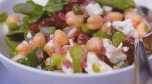 Теплый салат с нутом, шпинатом и фетой