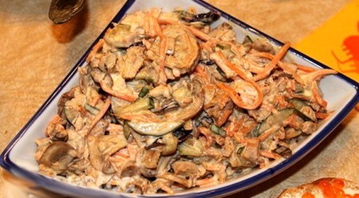 Румынский салат из курицы с черносливом и огурцом