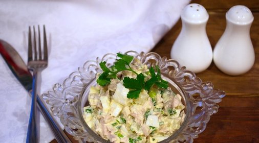 Салат с ананасом, и курицей, и шампиньонами