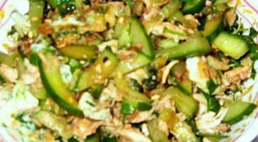 Салат с курицей и огурцами в восточном стиле
