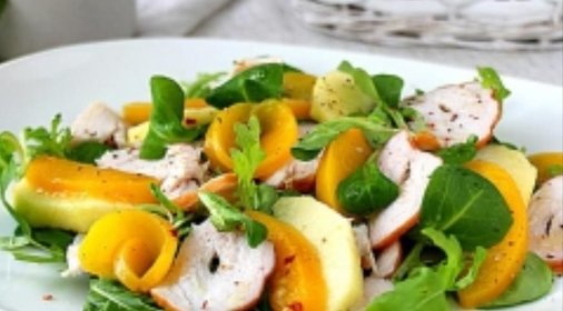 Салат с копченой курицей и персиками