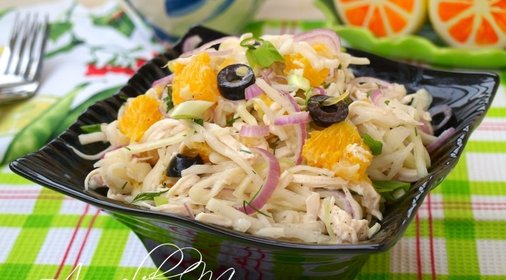Салат с капустой, курицей и апельсином