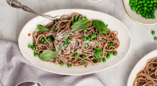 Соба с зеленым горошком, базиликом и пармезаном