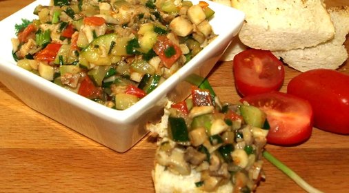 Теплый салат из цукини, грибов, помидор черри, зеленого лука