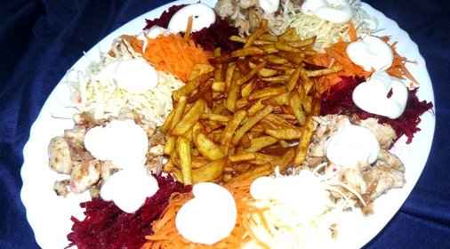 Овощной салат с курицей и картофелем фри