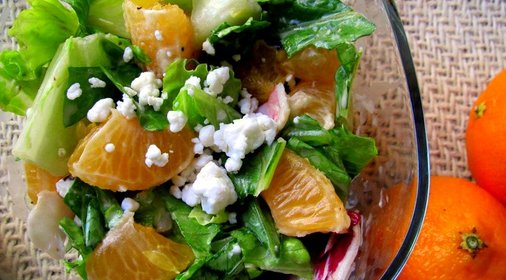 Салат с зеленью и мандаринами