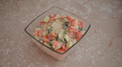 Салат из свежих огурцов и помидоров