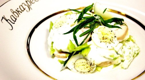 Низкокалорийный салат с куриной грудкой и перепелиными яйцами