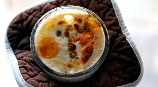 Яйца с лососем, запеченные в духовке