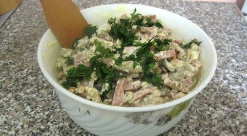 Салат с белой фасолью и сухариками