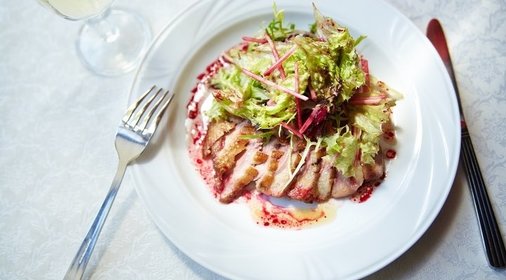Салат с уткой и печеной свеклой