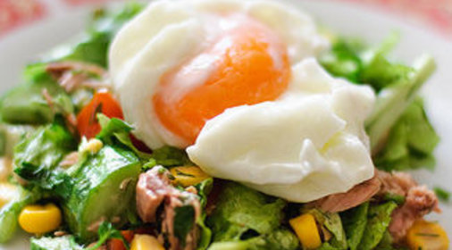 Салат с тунцом и яйцом-пашот