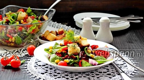 Салат с красной фасолью и чесночными крутонами