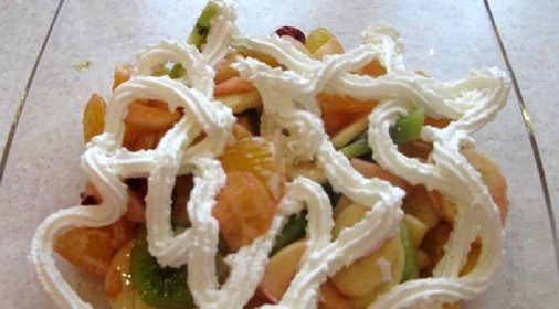 Фруктовый салат со сливками