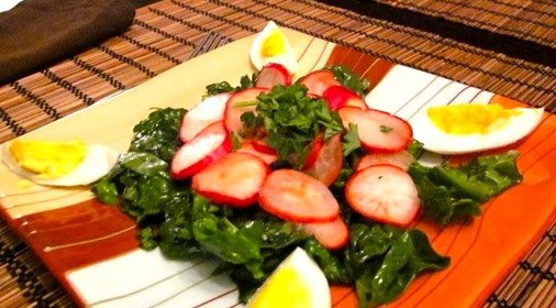 Салат из шпината и редиски